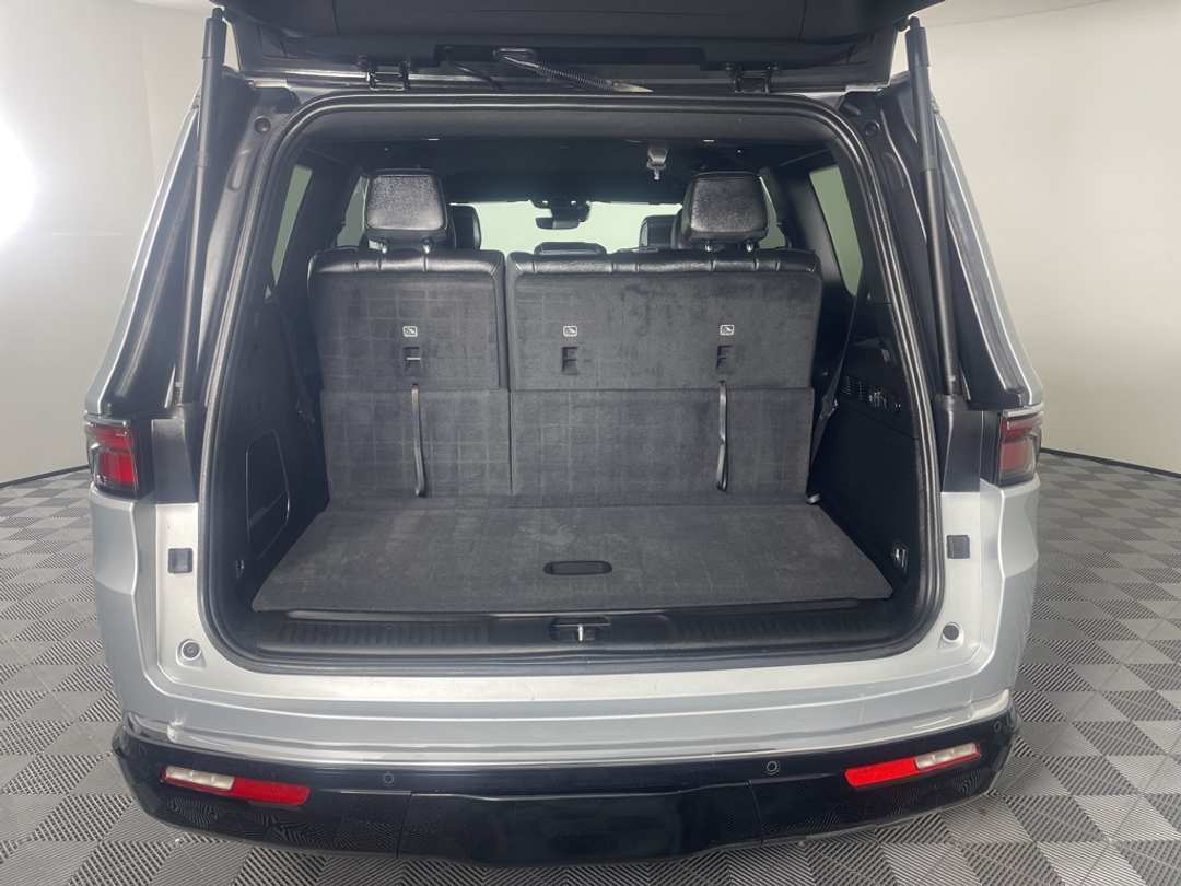 2024 Jeep Wagoneer - Image 13
