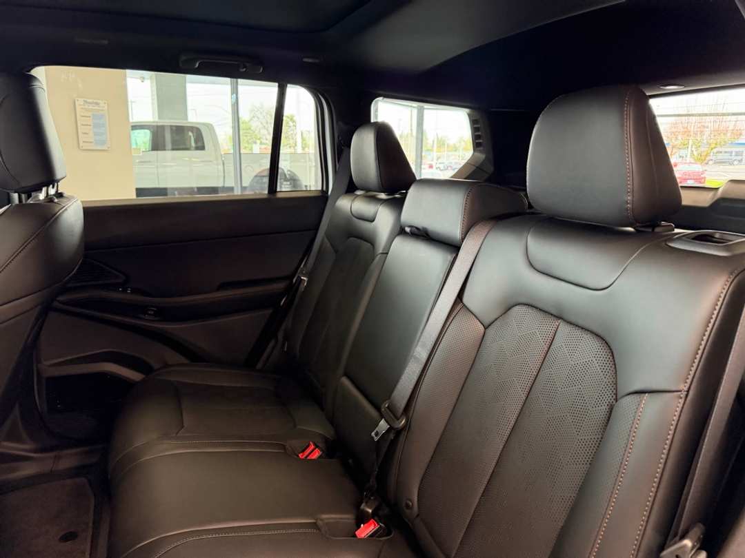 2026 Jeep Cherokee Overland - Image 33