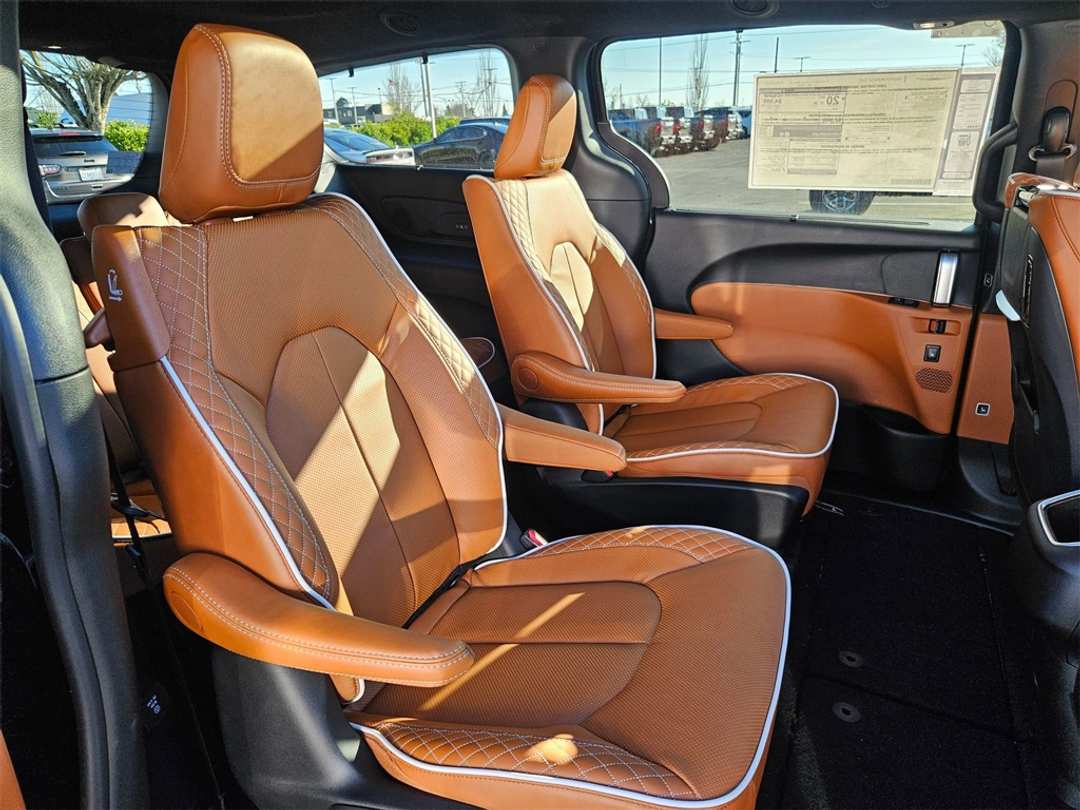 2026 Chrysler Pacifica Pinnacle - Image 40