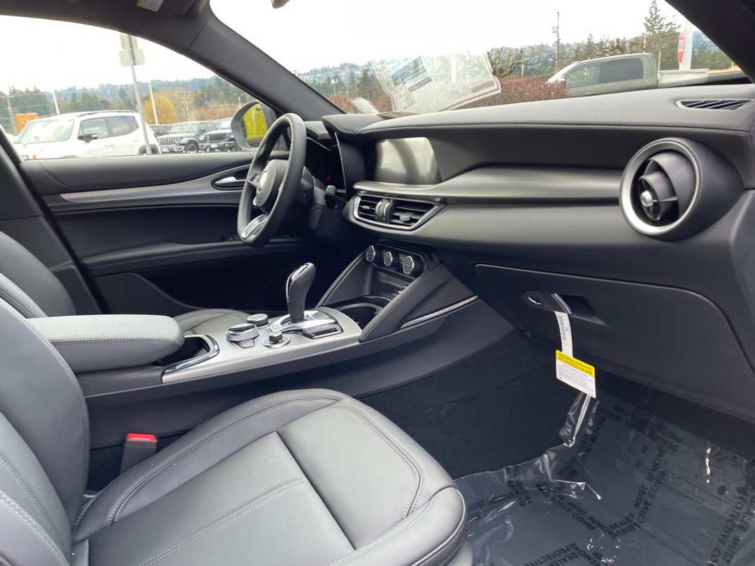 2024 Alfa Romeo Stelvio Ti - Image 31