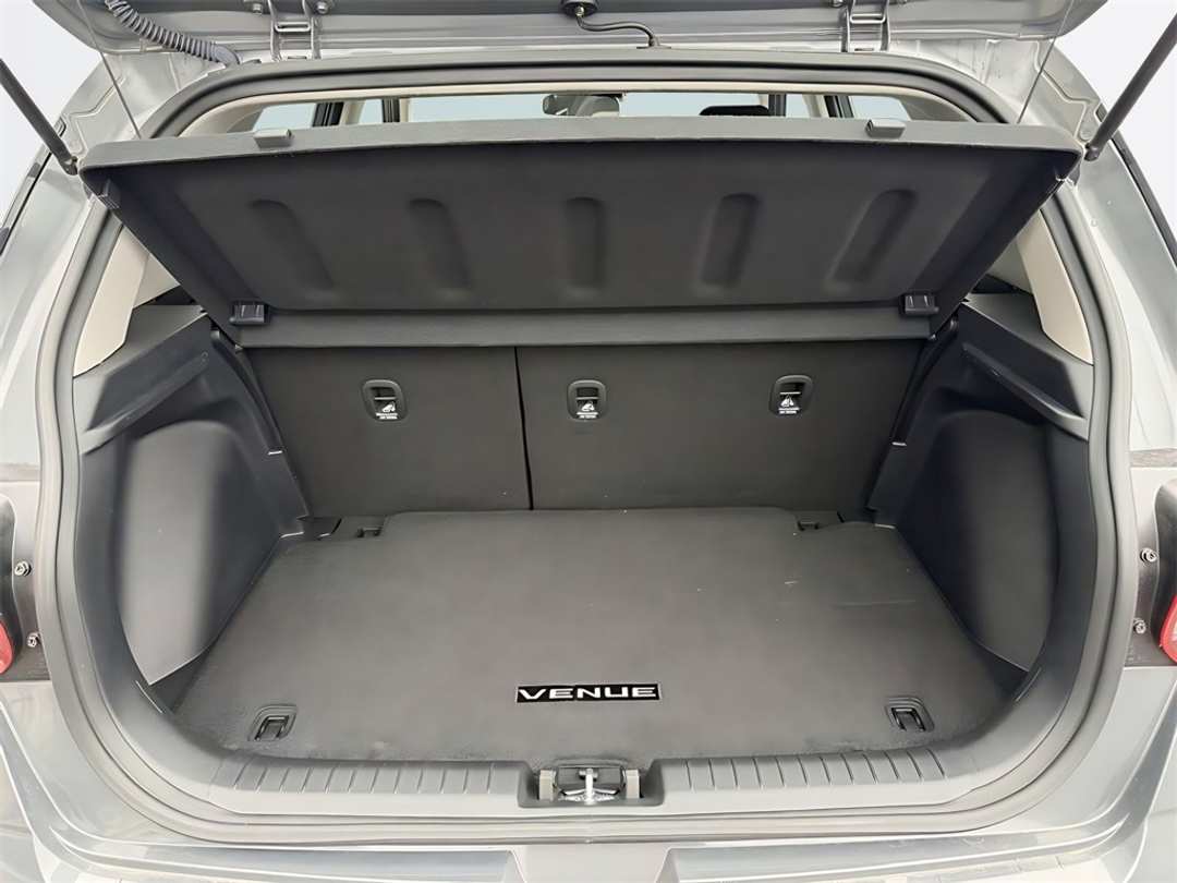 2025 Hyundai Venue SEL - Image 10