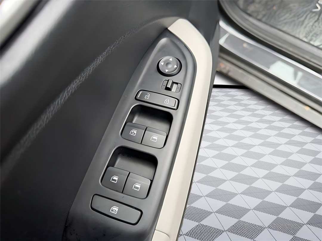 2025 Hyundai Venue SEL - Image 12