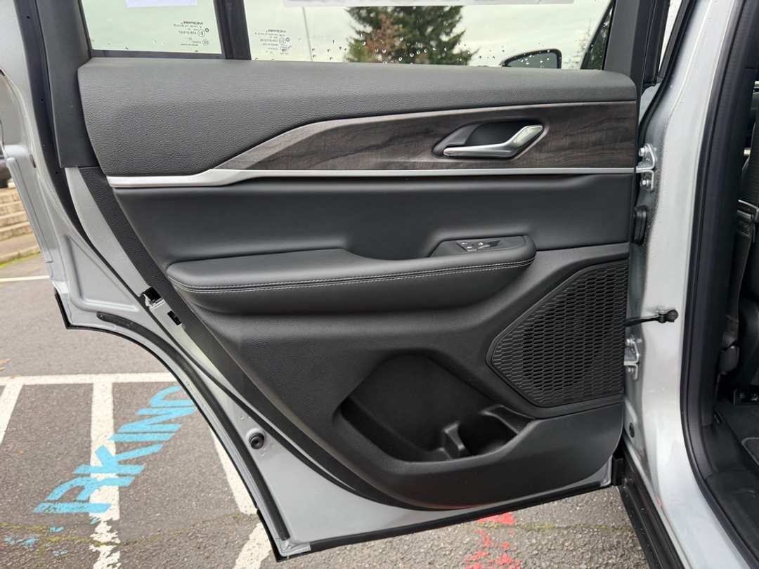 2025 Jeep Grand Cherokee Limited - Image 29