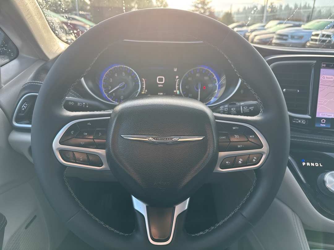2022 Chrysler Pacifica Limited - Image 16