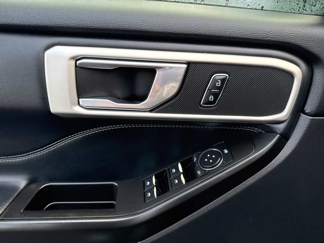 2020 Ford Explorer XLT - Image 13