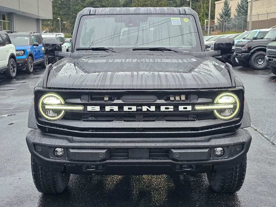 2025 Ford Bronco Outer Banks - Image 2