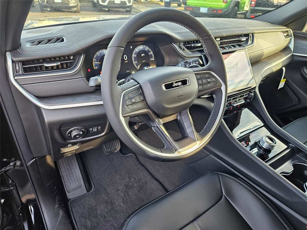 2025 Jeep Grand Cherokee Limited - Image 12