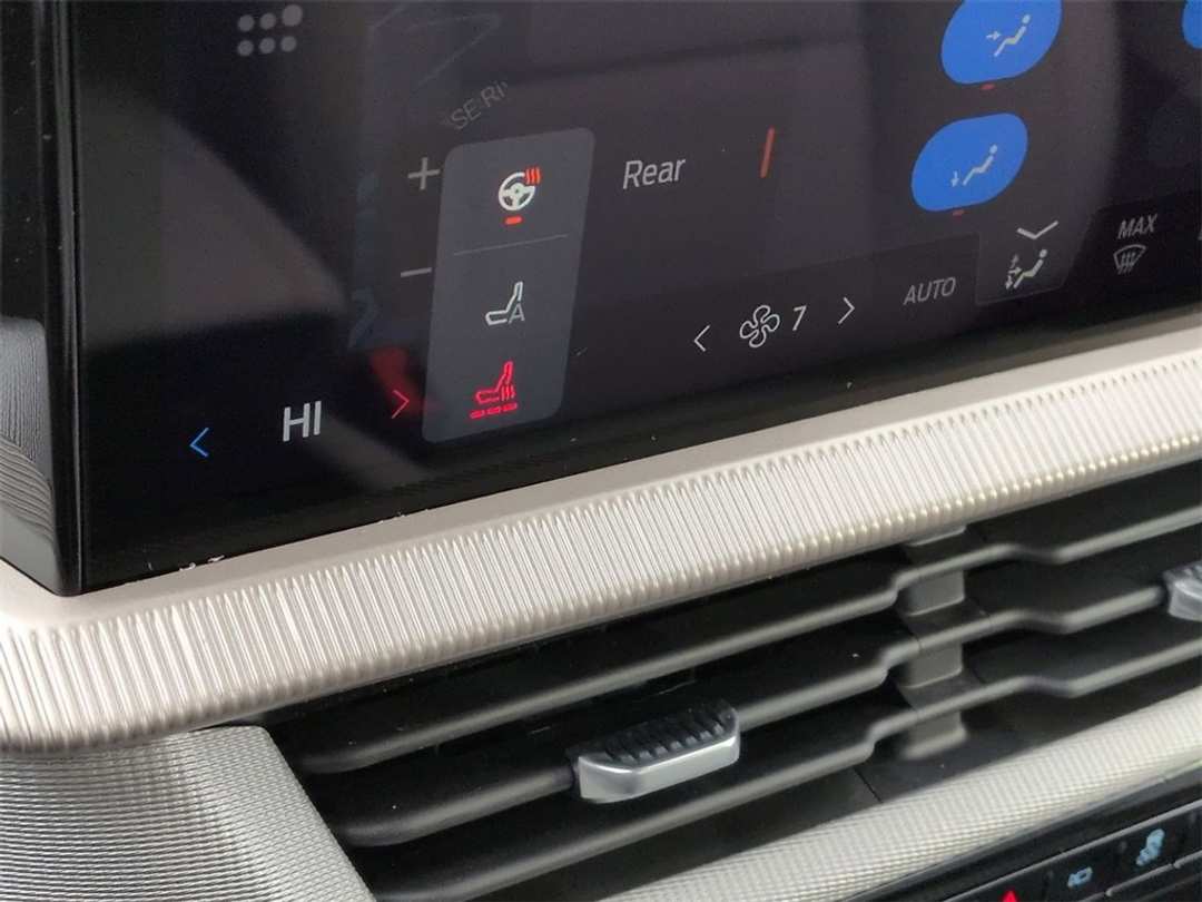 2026 Ford Explorer Active - Image 21