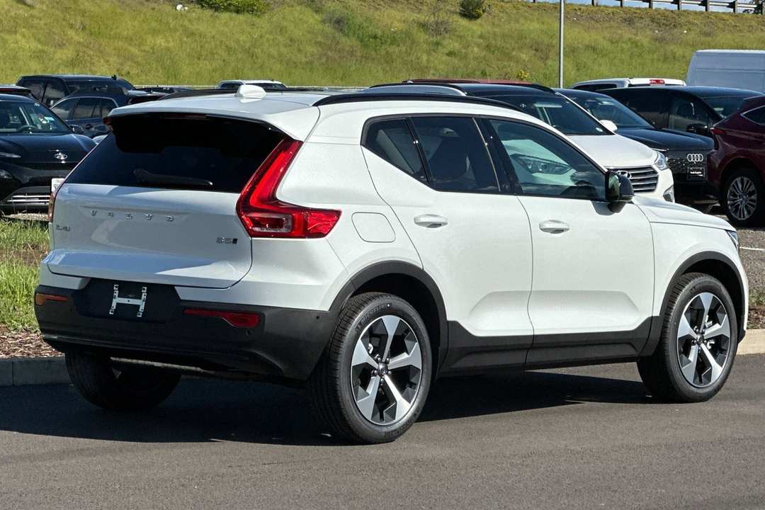 2026 Volvo Xc40 B5 Plus - Image 3
