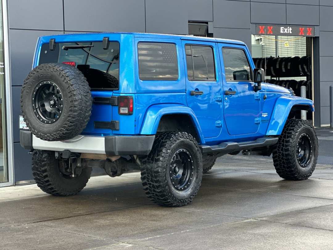 2015 Jeep Wrangler Unlimited Sahara - Image 3