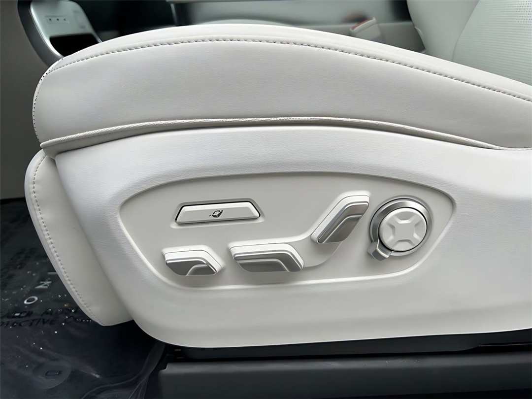 2026 Hyundai Ioniq 9 Performance Calligraphy - Image 13