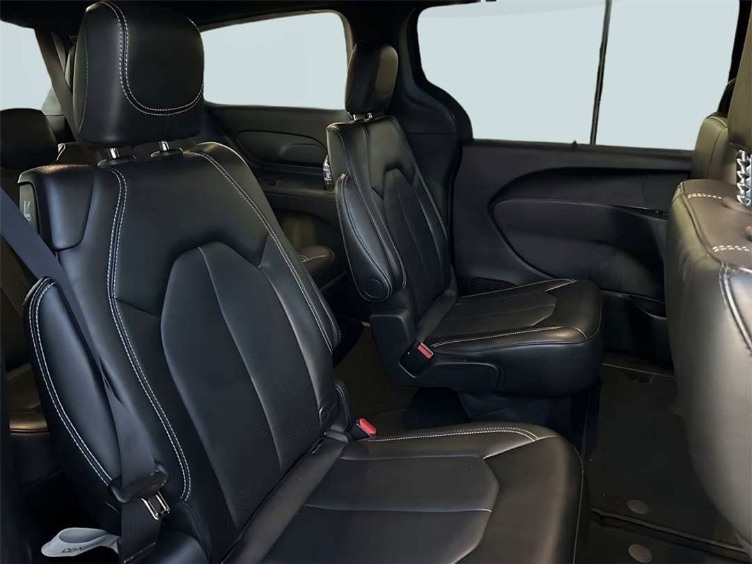2025 Chrysler Pacifica Select - Image 12