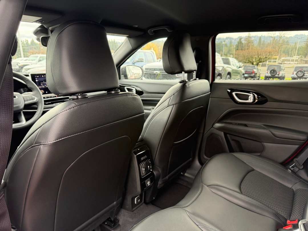 2026 Jeep Compass Latitude - Image 30