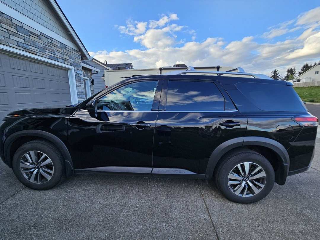 2022 Nissan Pathfinder SL - Image 3