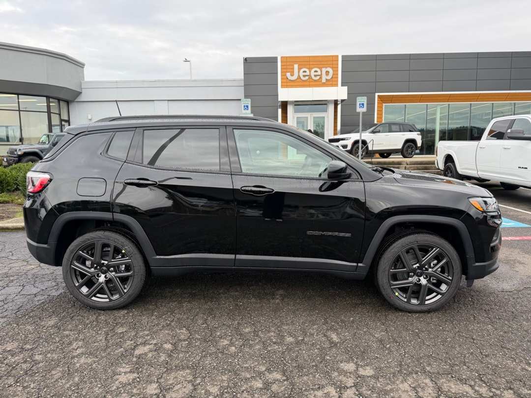 2026 Jeep Compass Latitude - Image 11