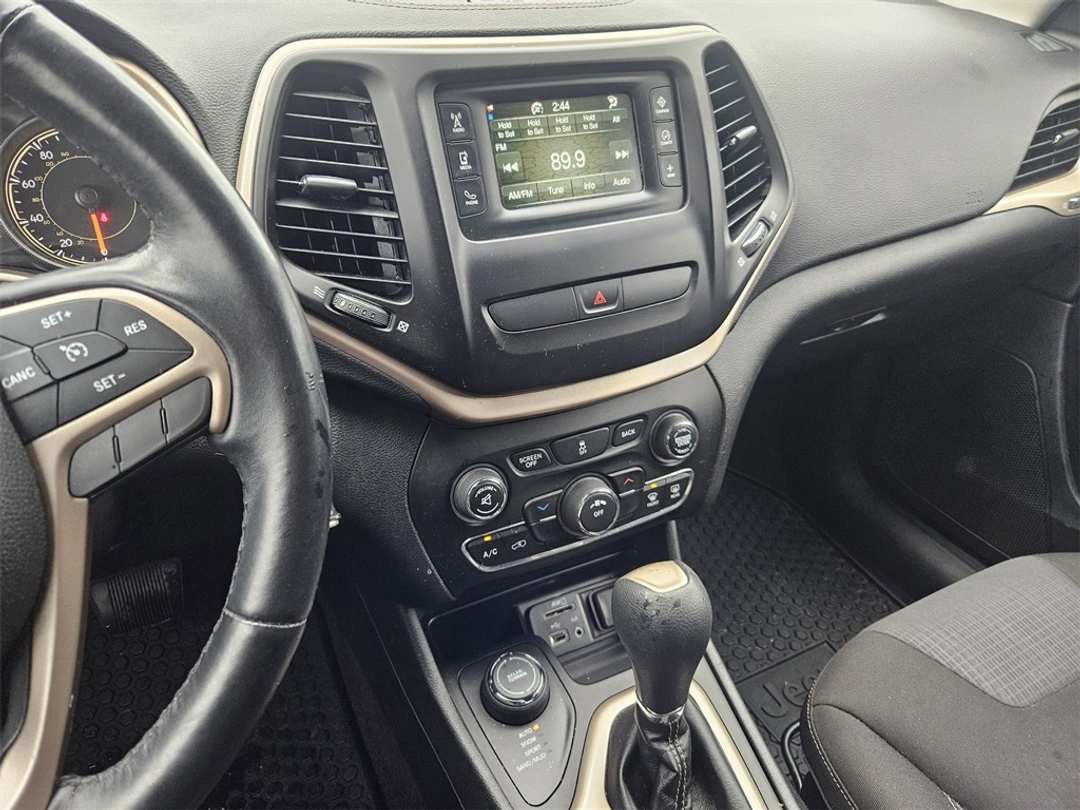 2016 Jeep Cherokee Latitude - Image 19