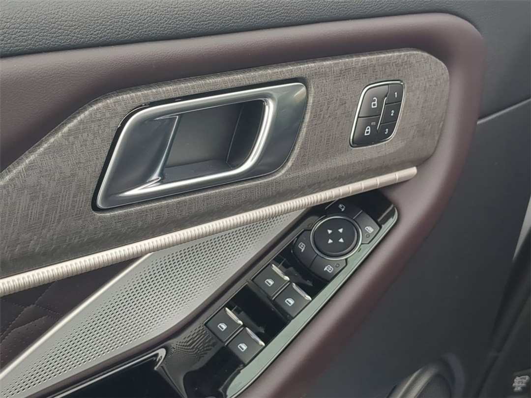 2026 Ford Explorer Platinum - Image 10