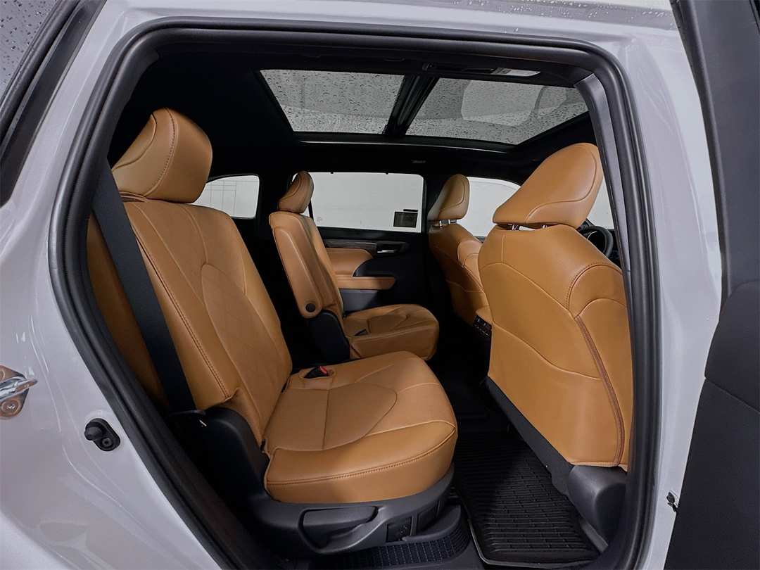2026 Toyota Highlander Platinum - Image 30