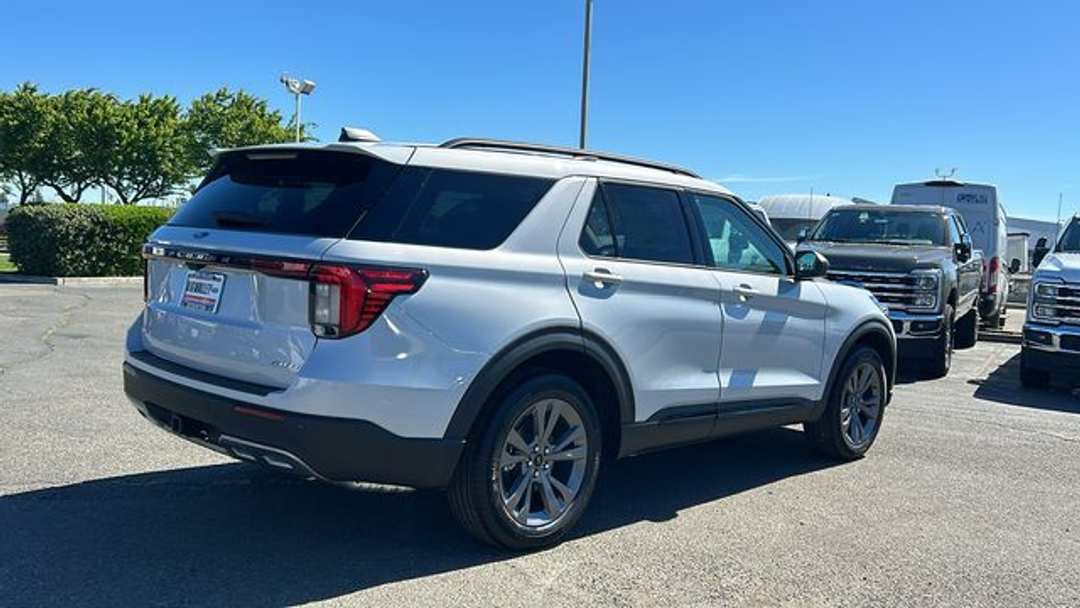 2026 Ford Explorer Active - Image 3
