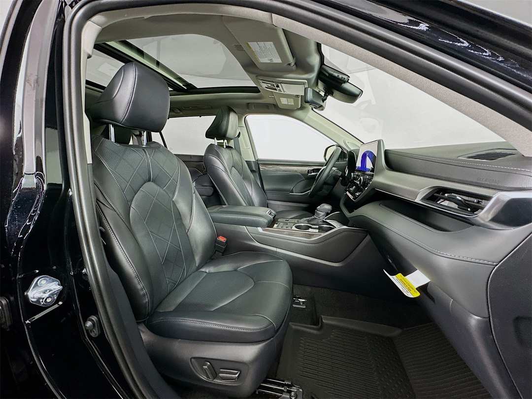 2026 Toyota Highlander Platinum - Image 31