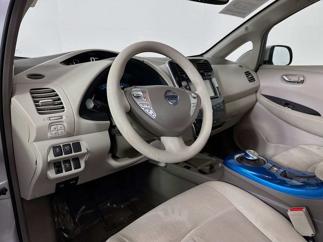 2011 Nissan LEAF SL - Image 10