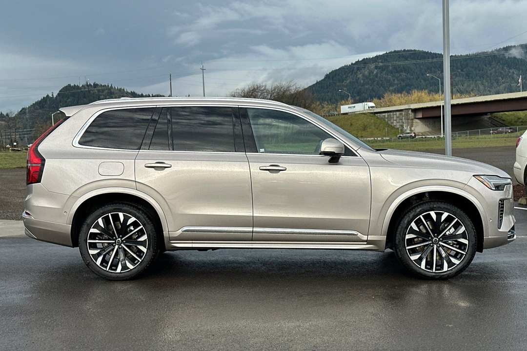 2026 Volvo Xc90 T8 Plus - Image 2