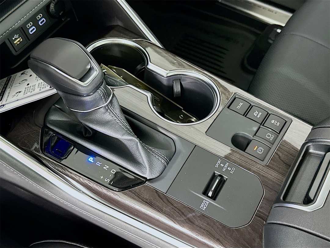 2026 Toyota Highlander Platinum - Image 17