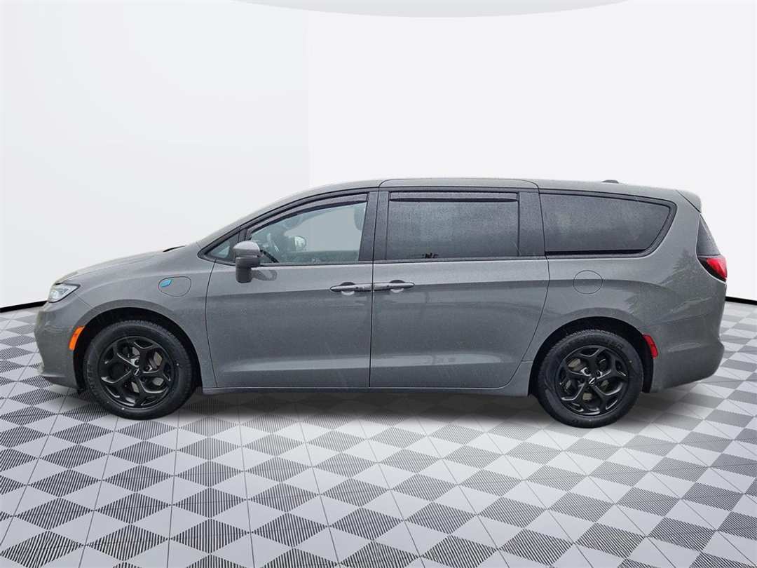2022 Chrysler Pacifica Touring L - Image 3