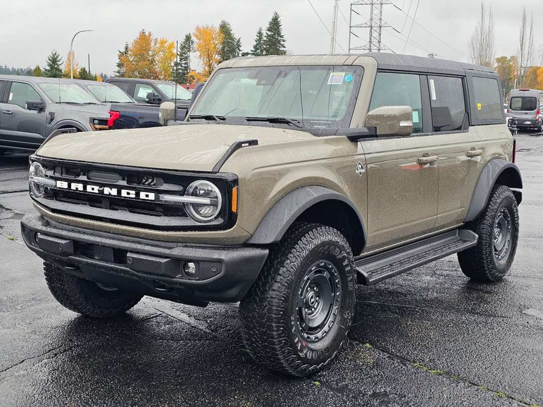 2025 Ford Bronco Outer Banks - Image 3