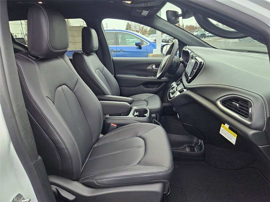 2026 Chrysler Pacifica Select - Image 35