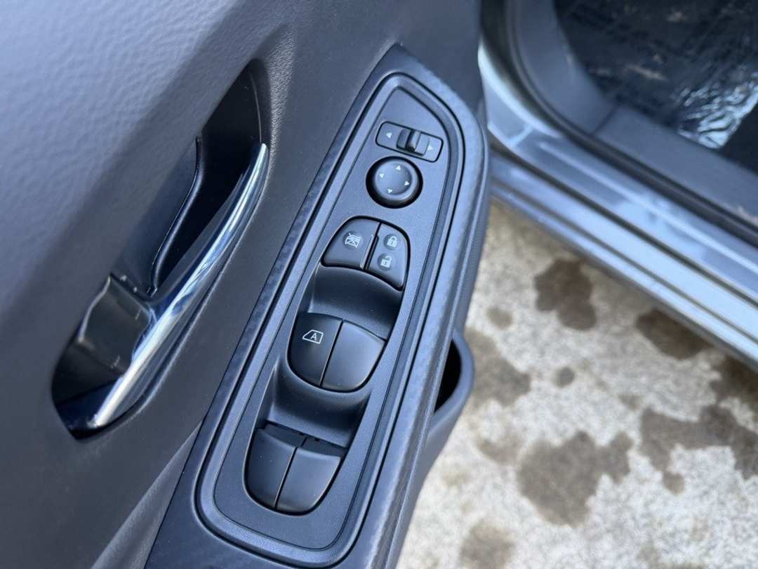 2025 Nissan Versa 1.6 SV - Image 12