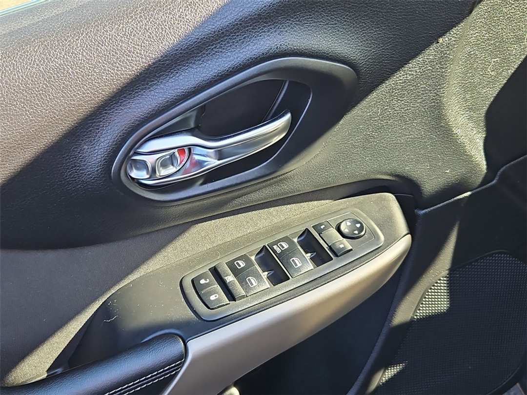 2018 Jeep Cherokee Altitude - Image 11