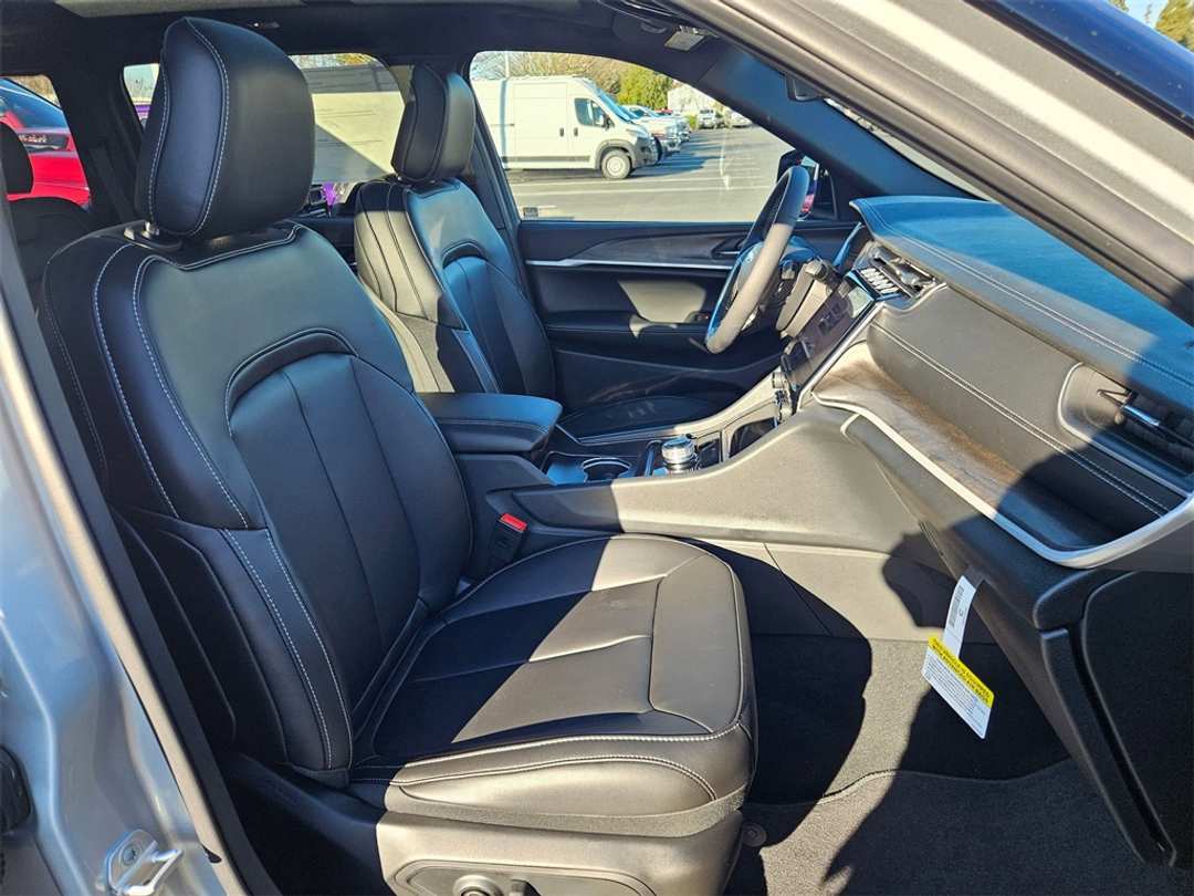 2025 Jeep Grand Cherokee Limited - Image 37