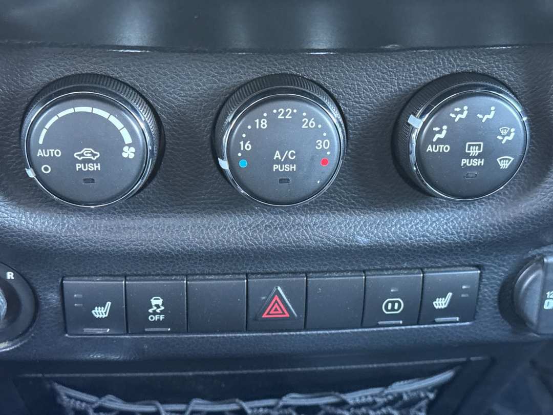 2012 Jeep Wrangler Unlimited Rubicon - Image 18