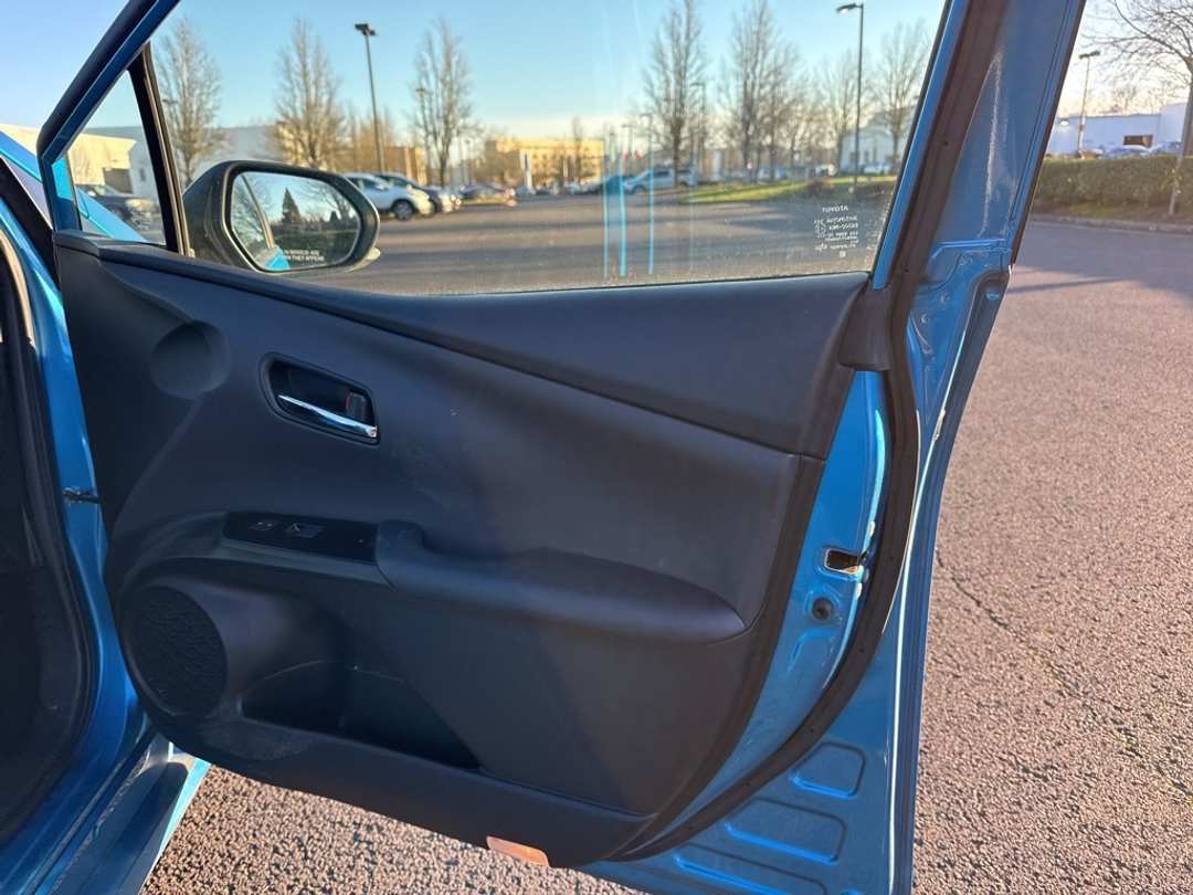 2021 Toyota Prius XLE AWDe - Image 25