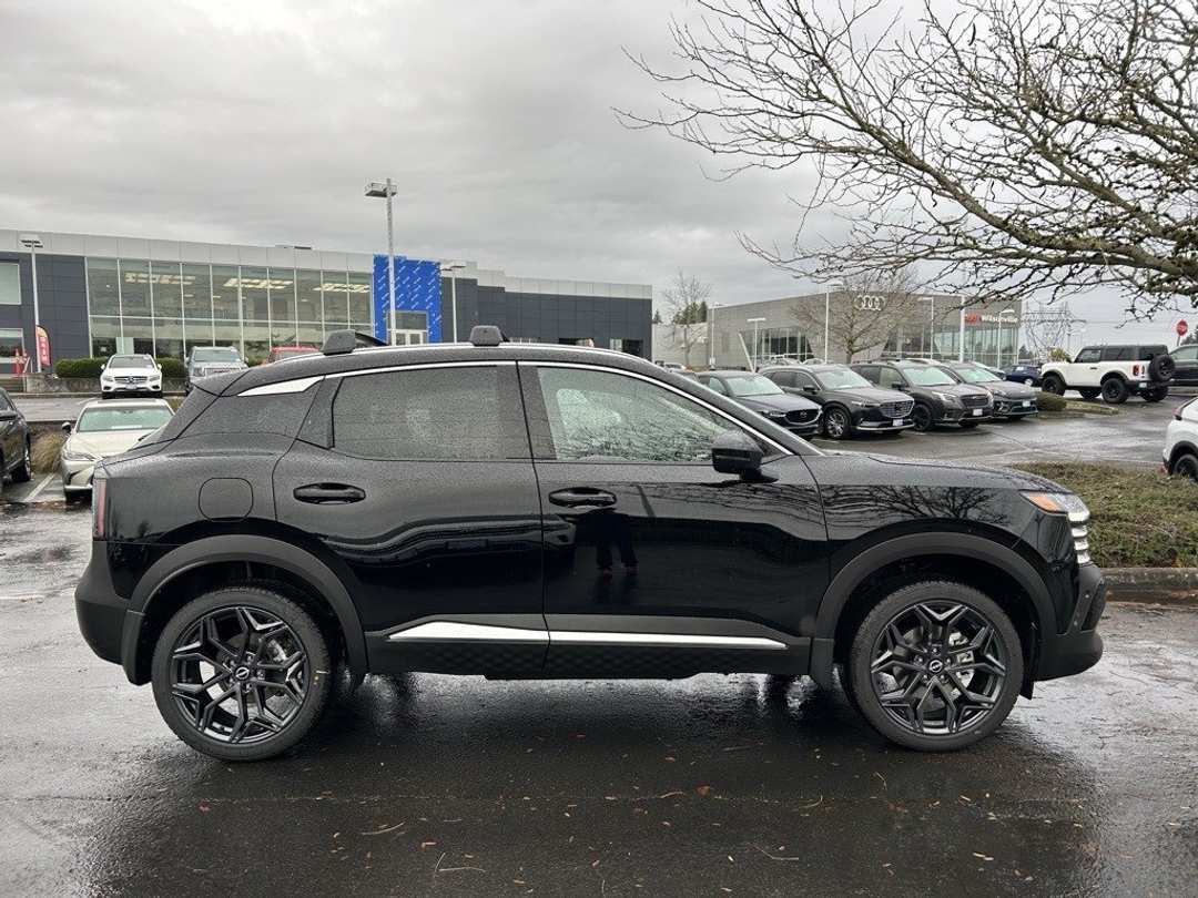 2025 Nissan Kicks SR - Image 4