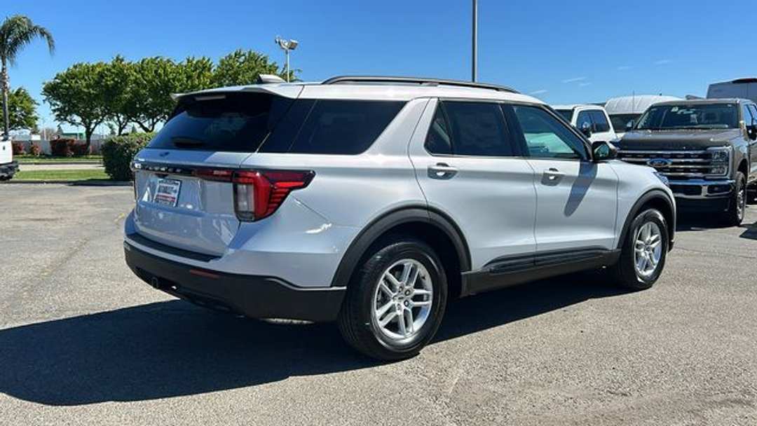 2026 Ford Explorer Active - Image 3
