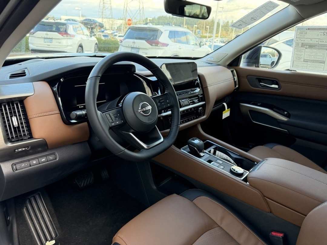 2025 Nissan Pathfinder Platinum - Image 16