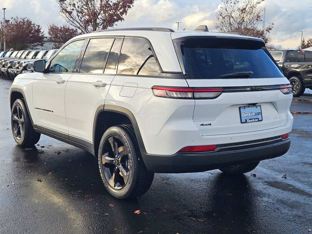 2025 Jeep Grand Cherokee Altitude X - Image 3