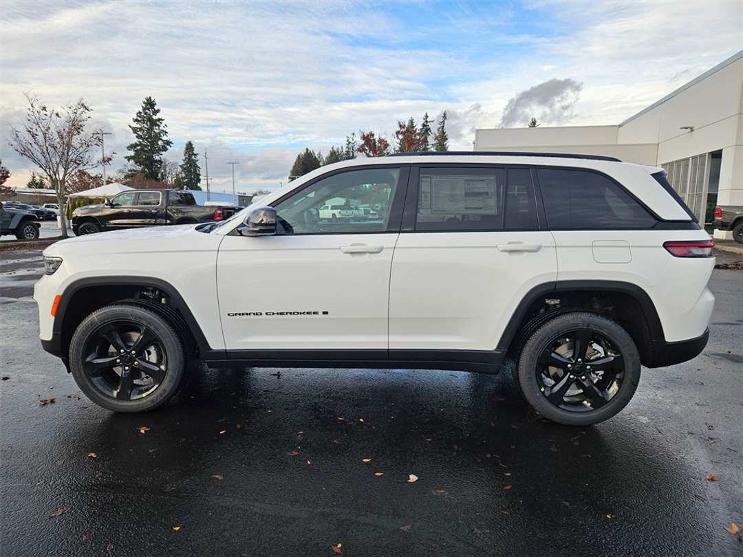 2025 Jeep Grand Cherokee Altitude X - Image 3