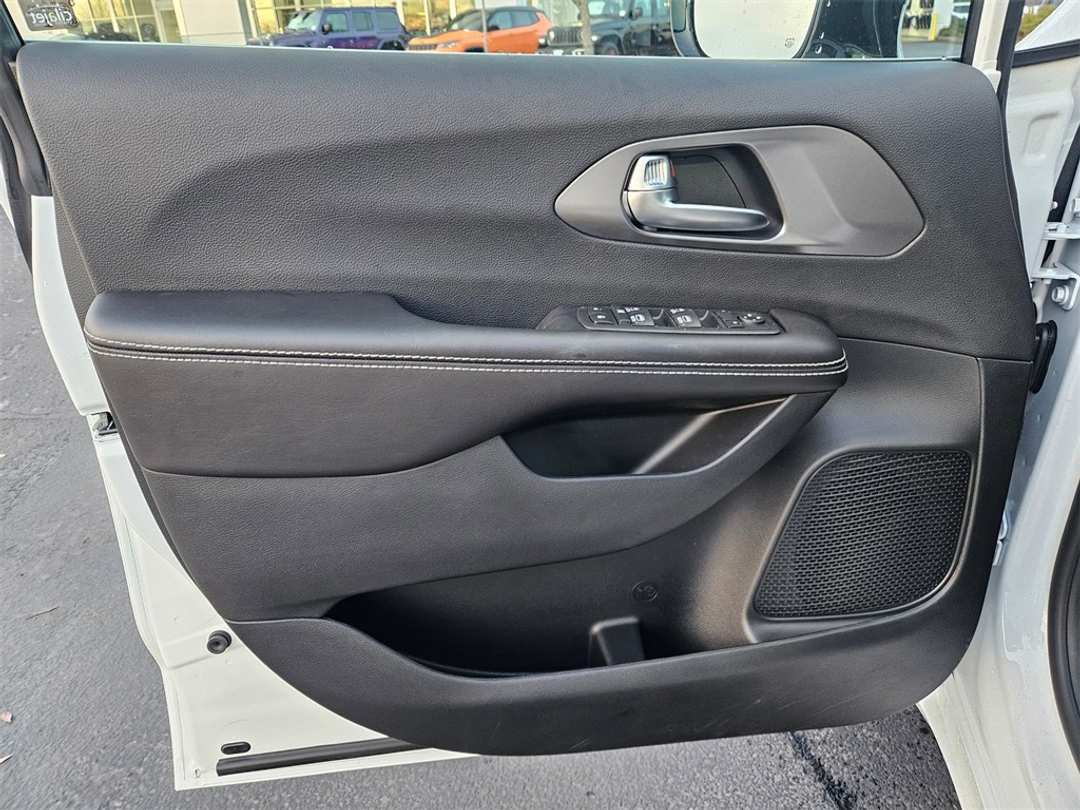 2026 Chrysler Voyager LX - Image 10