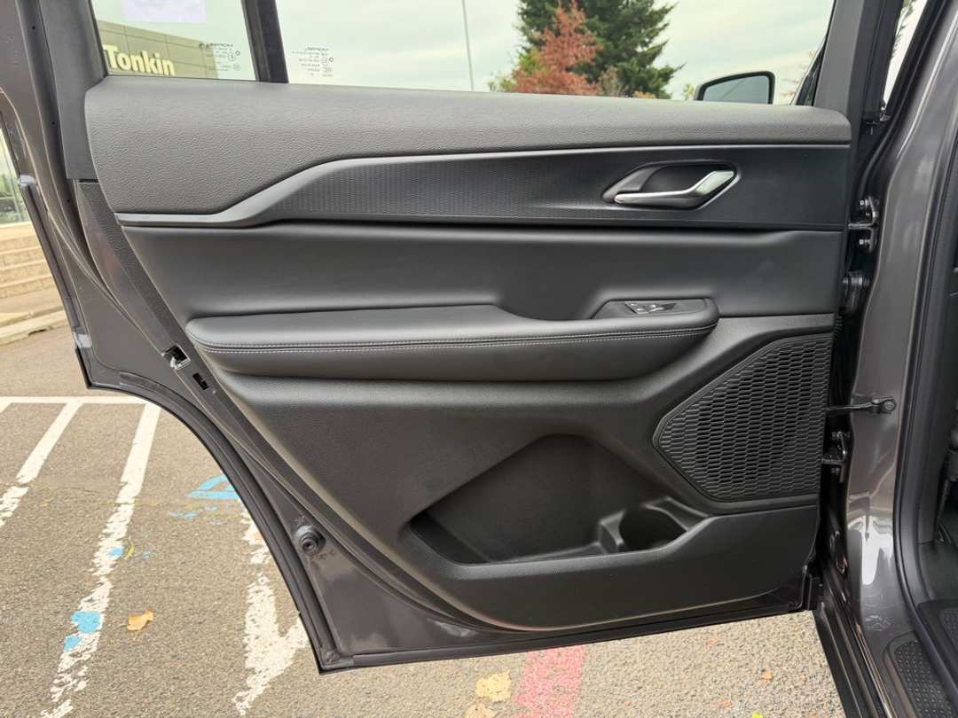 2025 Jeep Grand Cherokee L Laredo - Image 27