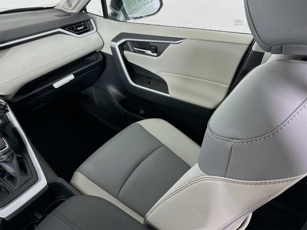 2025 Toyota Rav4 XLE Premium - Image 25