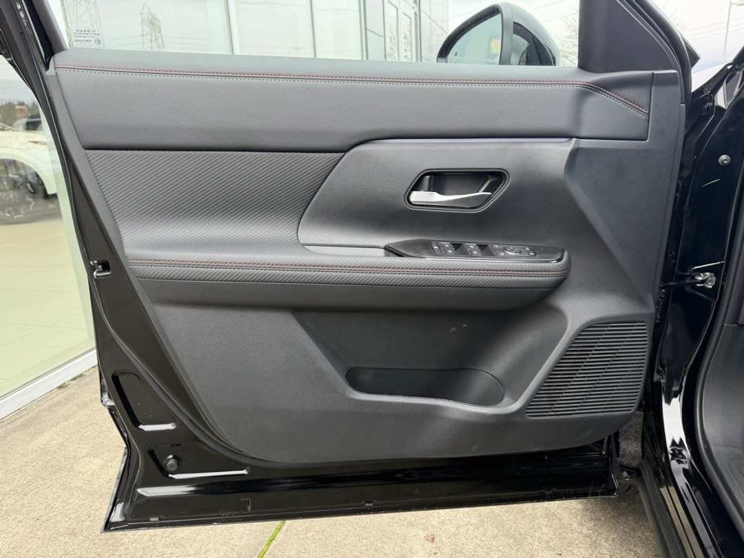 2026 Nissan Kicks SR - Image 11