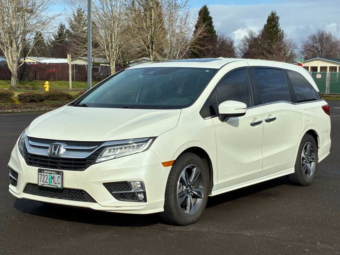 2019 Honda Odyssey Touring - Image 3