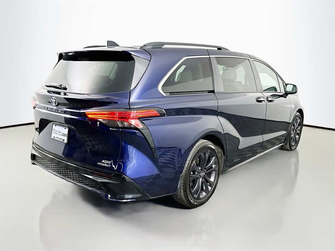 2022 Toyota Sienna XSE - Image 7