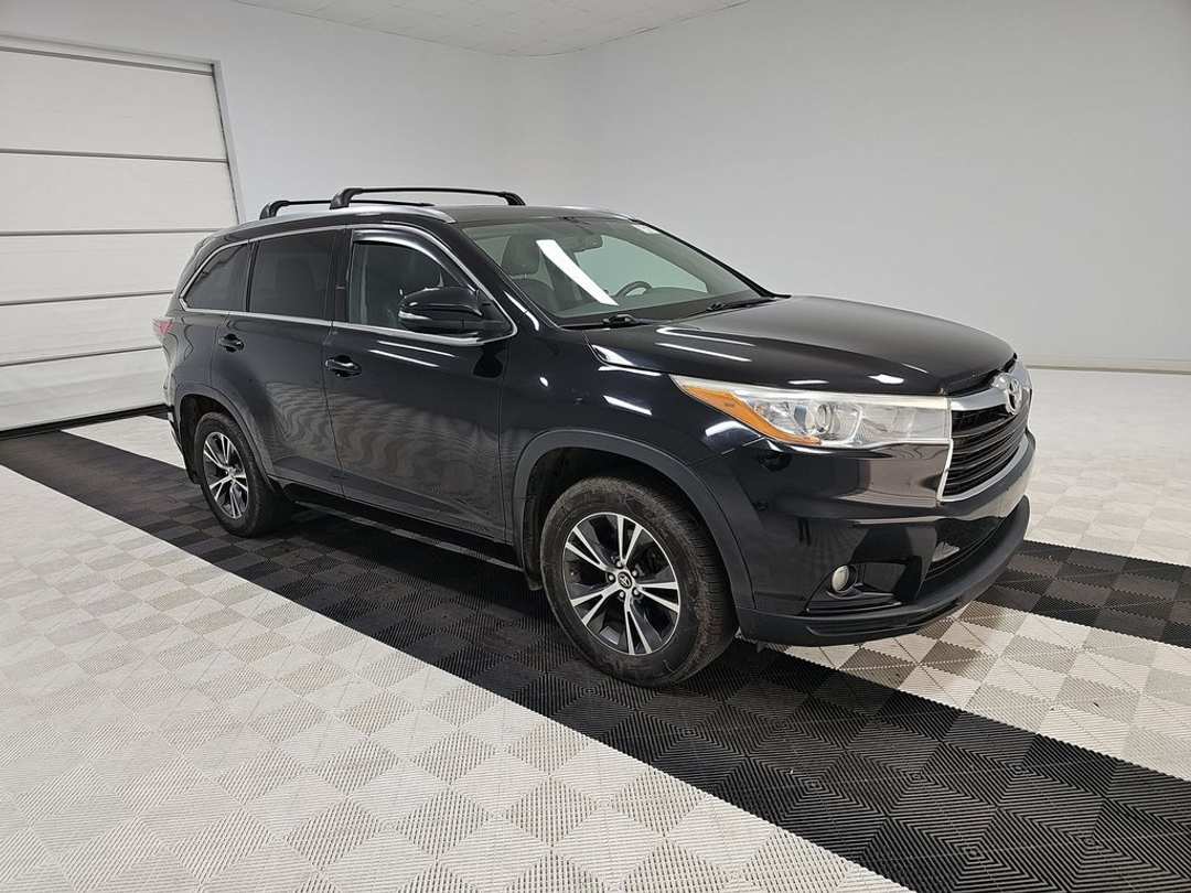 2016 Toyota Highlander XLE V6 - Image 2