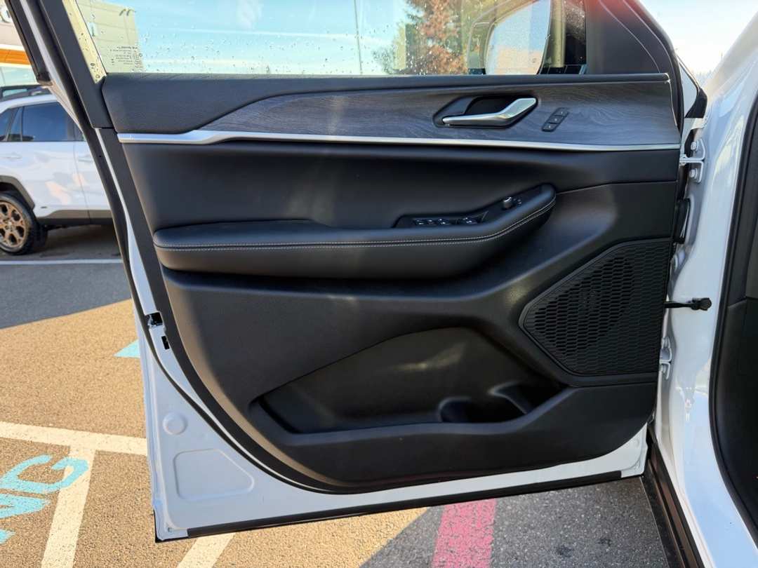 2025 Jeep Grand Cherokee Limited - Image 12