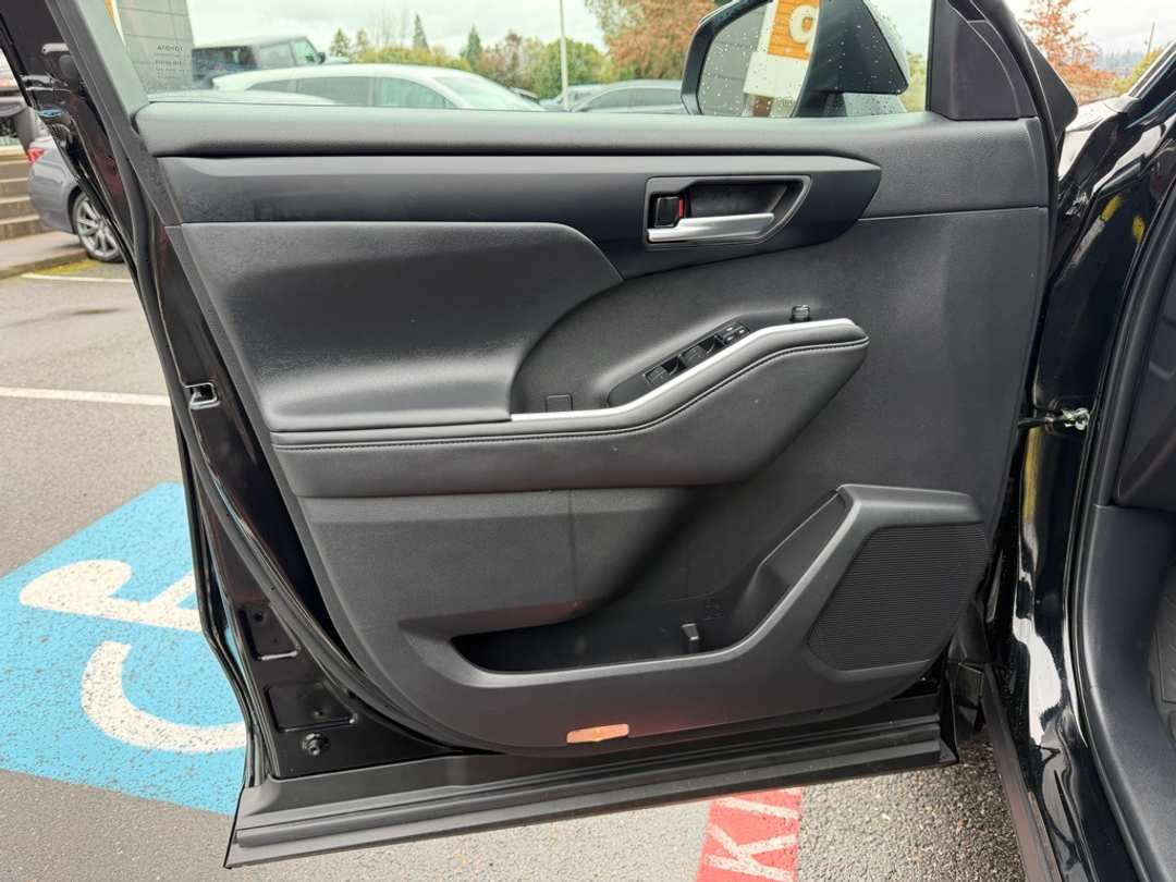 2025 Toyota Highlander XSE - Image 12