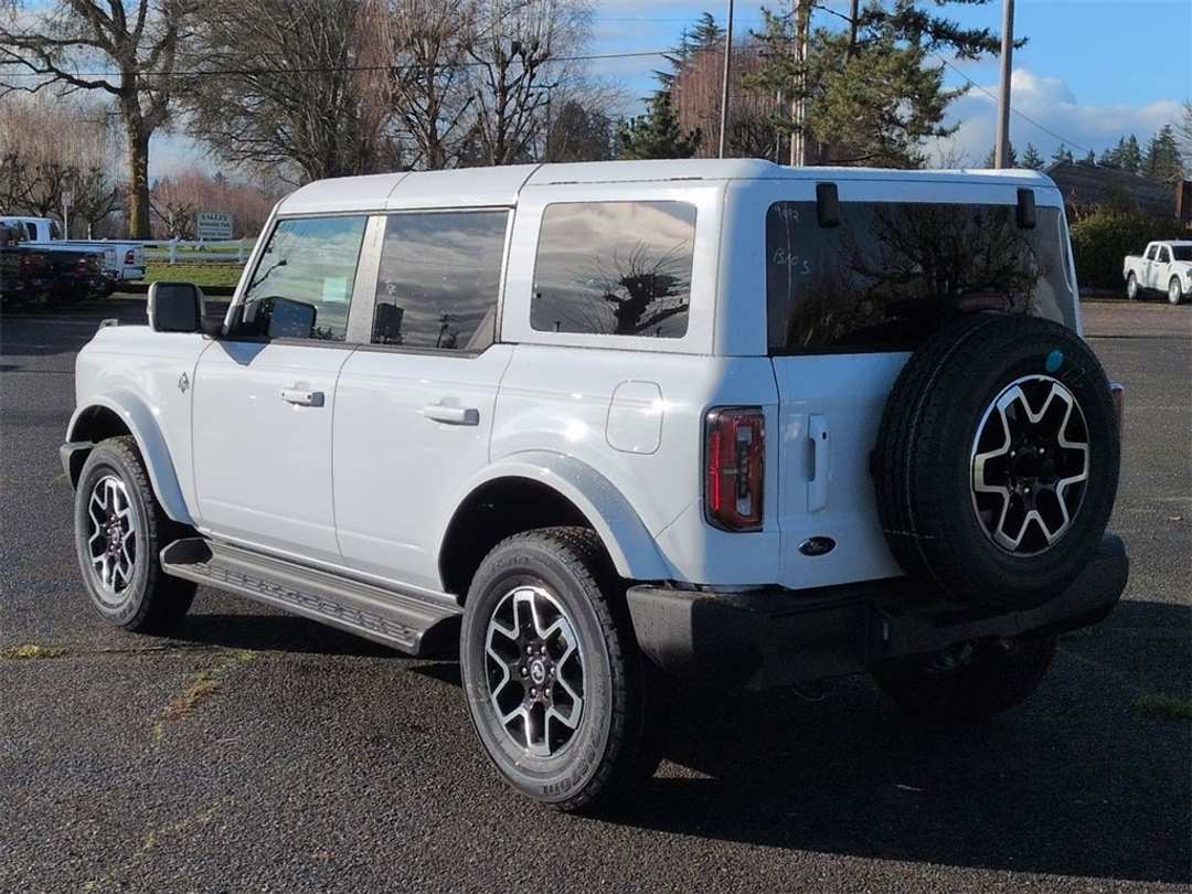 2025 Ford Bronco Outer Banks - Image 3